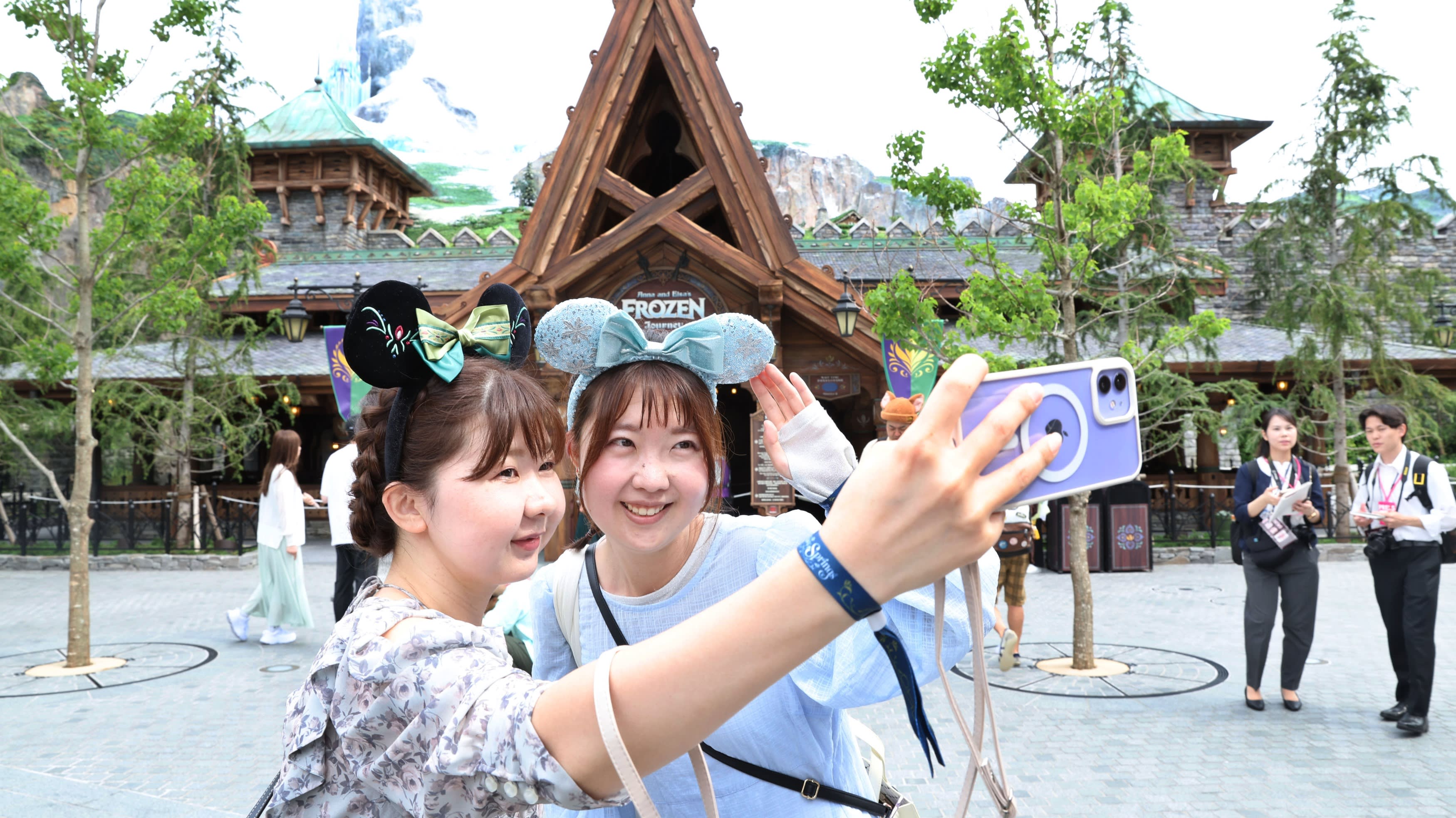 东京迪士尼海洋新园区“梦幻泉乡”吸引大量外国游客涌入