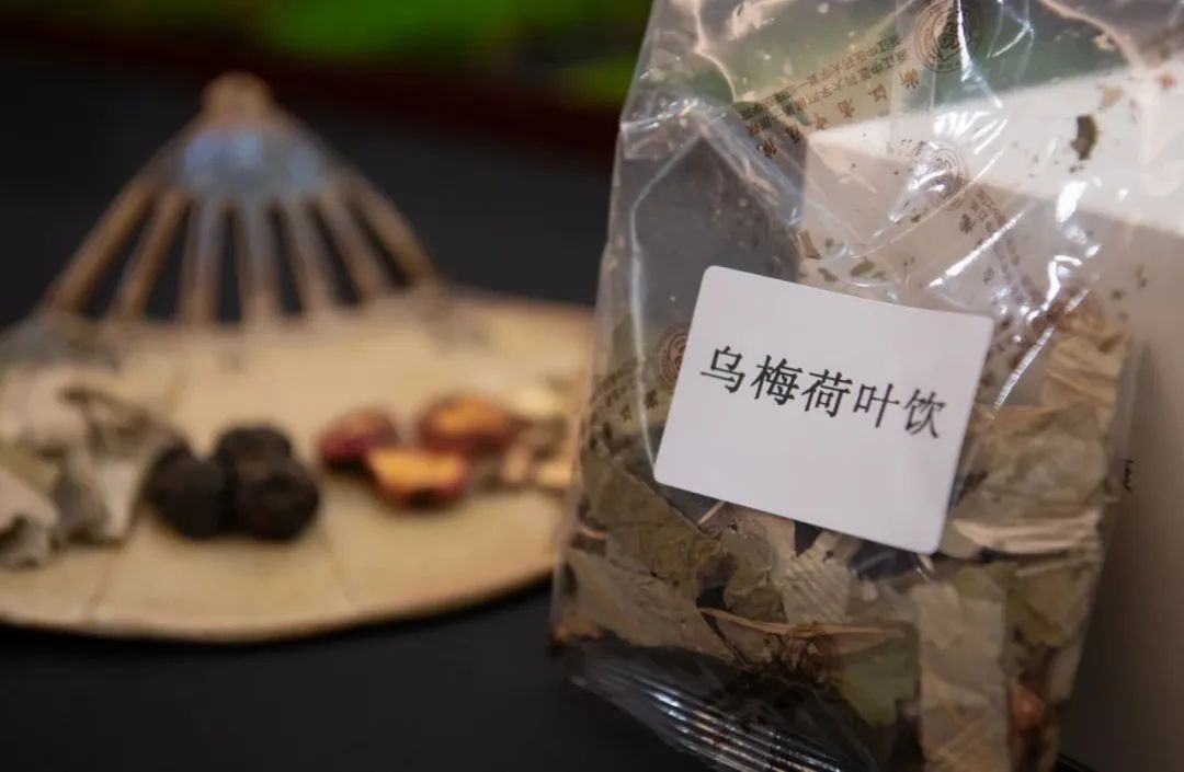 The traditional Chinese herbal drink '乌梅汤' is gaining popularity among young Chinese.
