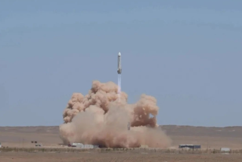 中国成功进行10公里垂直着陆测试的可重复使用火箭