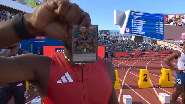 奥运短跑选手诺亚·莱尔斯在比赛仪式中融入《游戏王》卡片