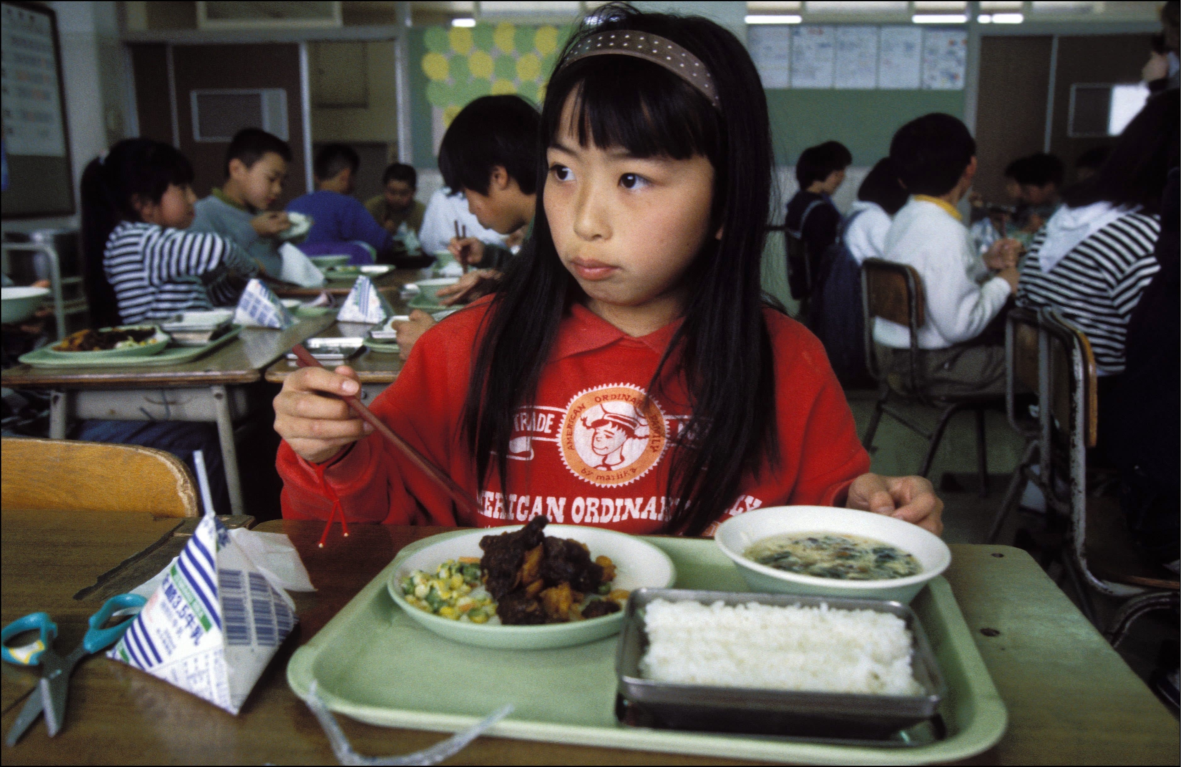 探寻日本温馨的学校午餐