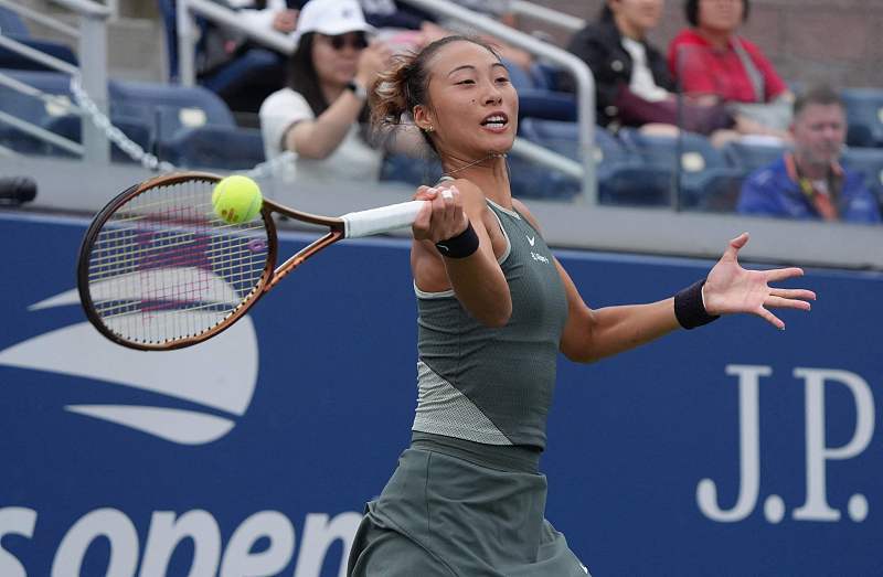 Zheng Qinwen advances to the US Open women's singles round of 16.