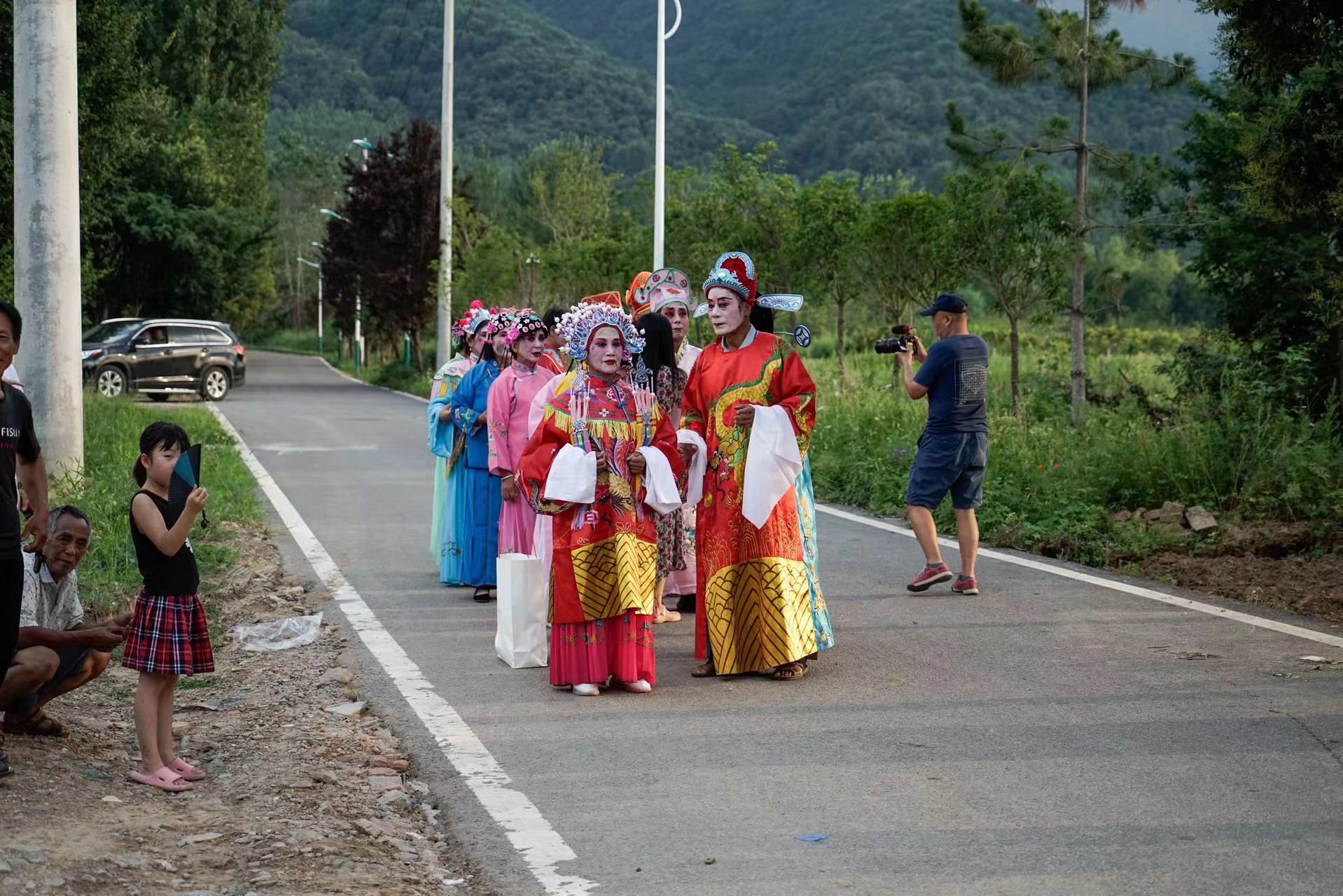 Shaanxi Rural Anti-Domestic Violence Shehuo Parade Draws Social Attention