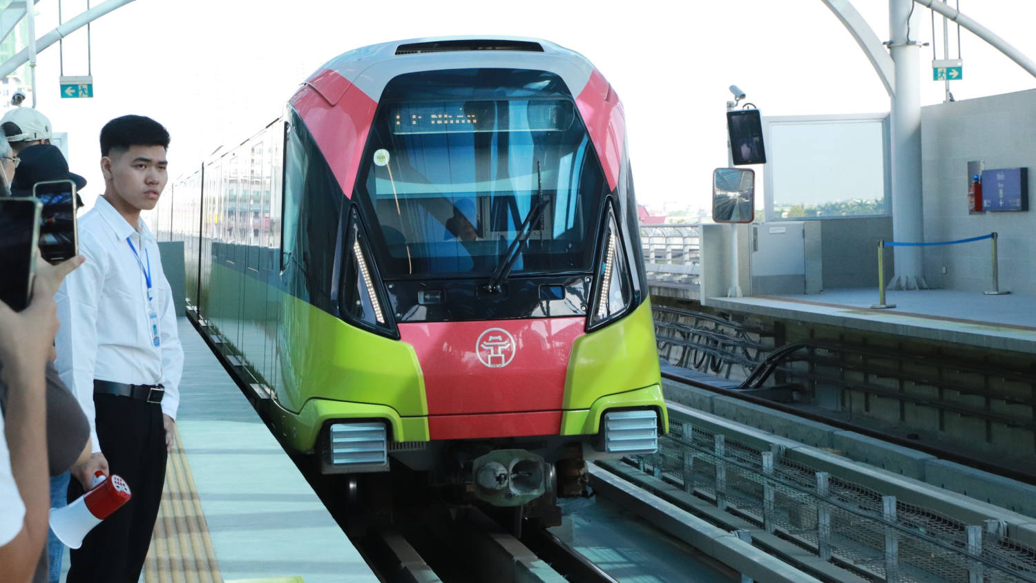 Hanoi's New Metro Line 3 Gains Popularity Among Commuters