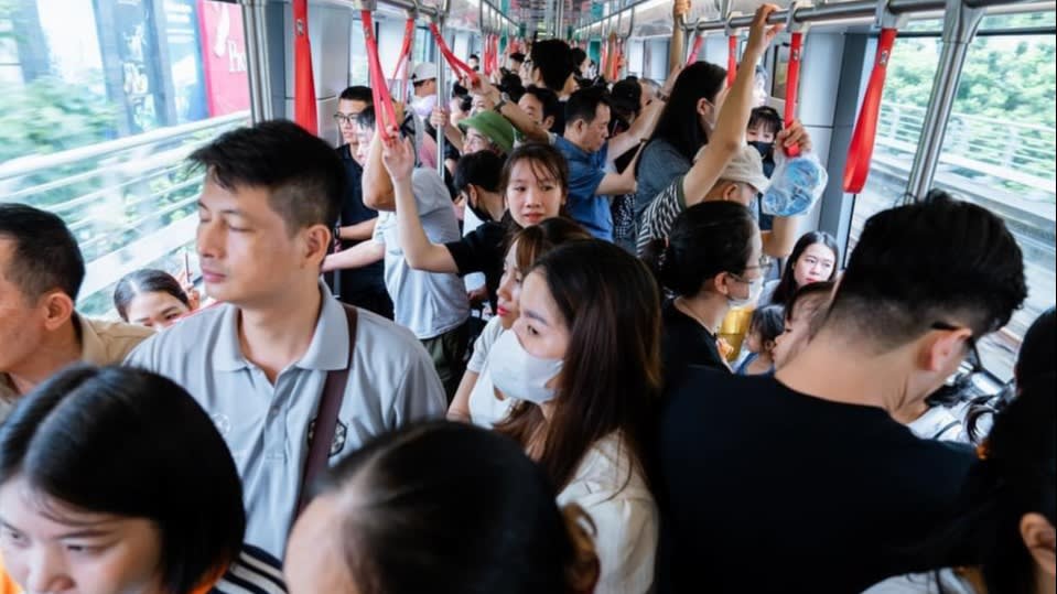 Hanoi's New Metro Line 3 Gains Popularity Among Commuters