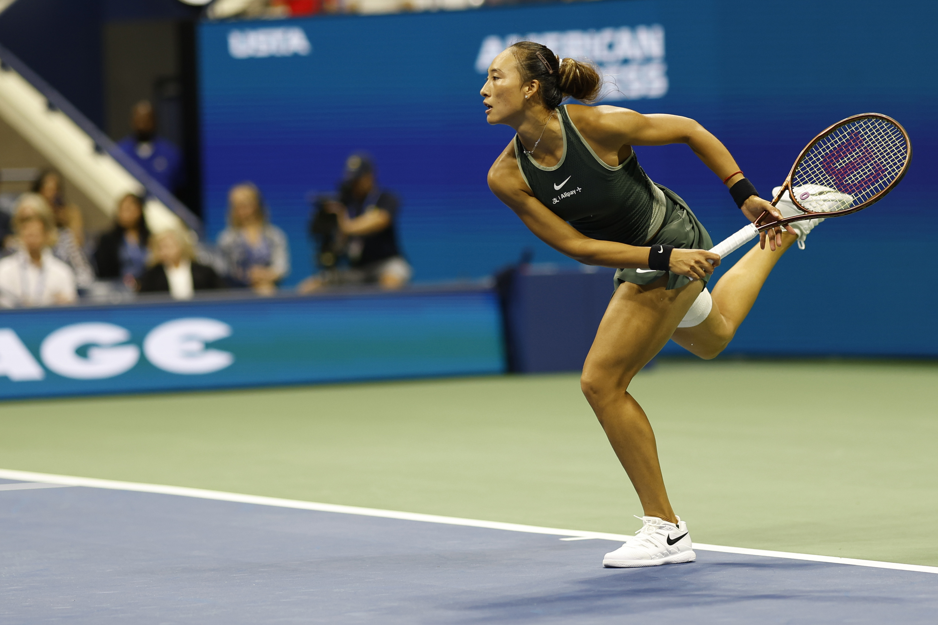 Zheng Qinwen advances to the quarterfinals of the US Open, next facing Sabalenka.