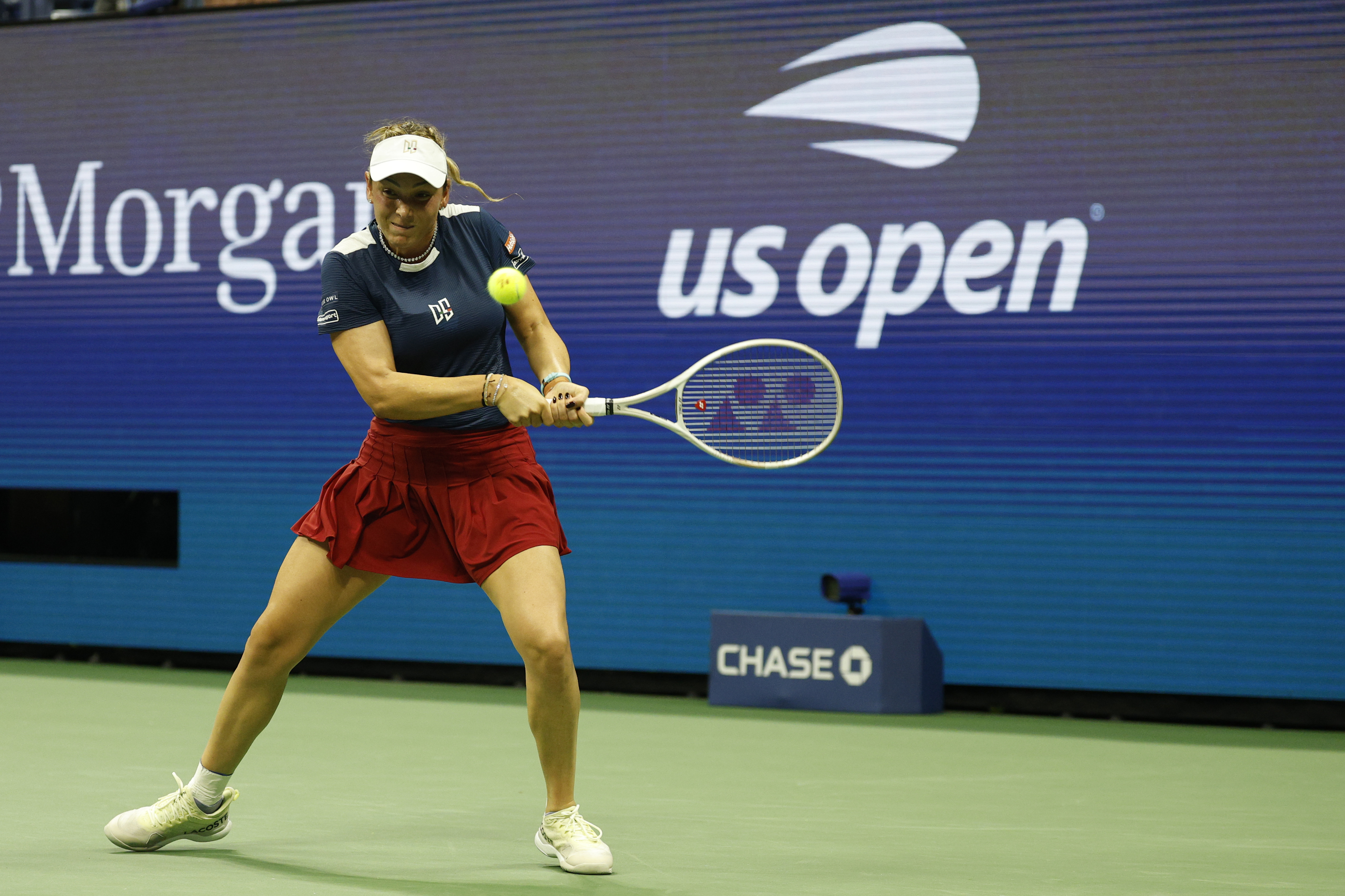 Zheng Qinwen advances to the quarterfinals of the US Open, next facing Sabalenka.