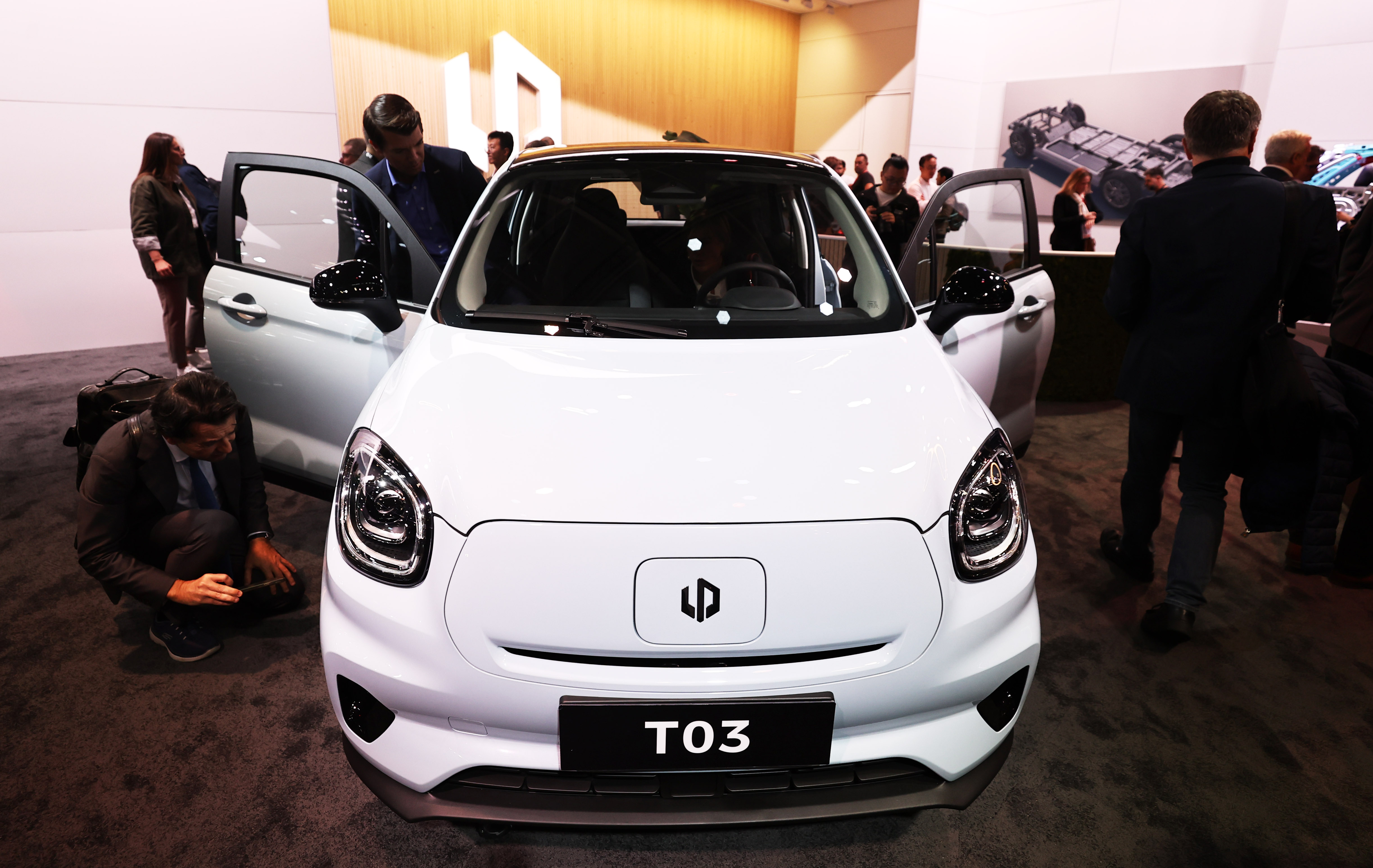 Made-in-China showcases global competitiveness at the Paris Motor Show.